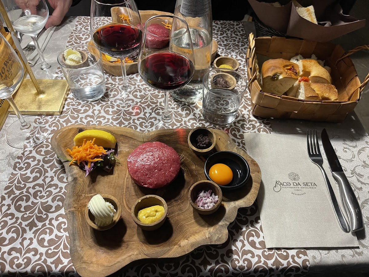 Tartare di manzo su tagliere di legno vivo — Baco da Seta