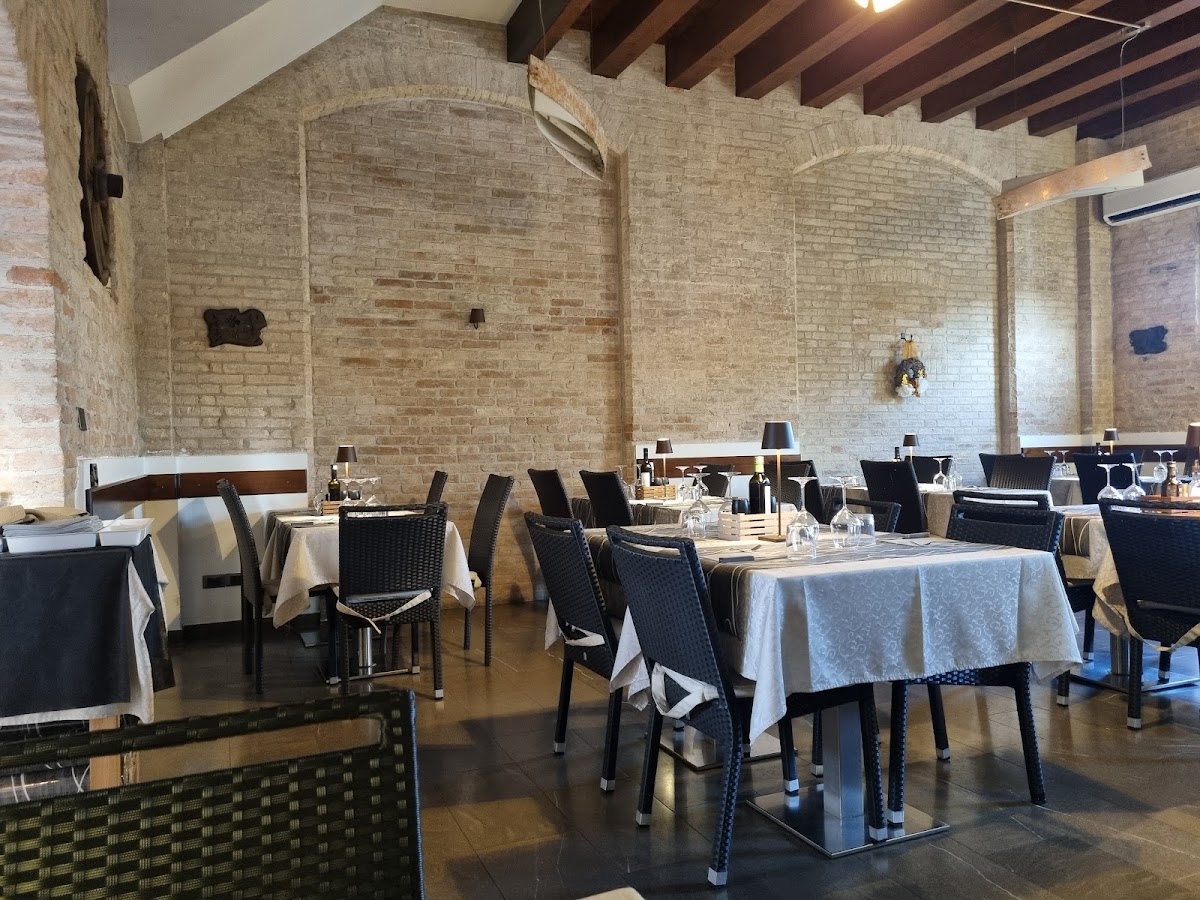 Sala interna con archi in mattoni e travi a vista