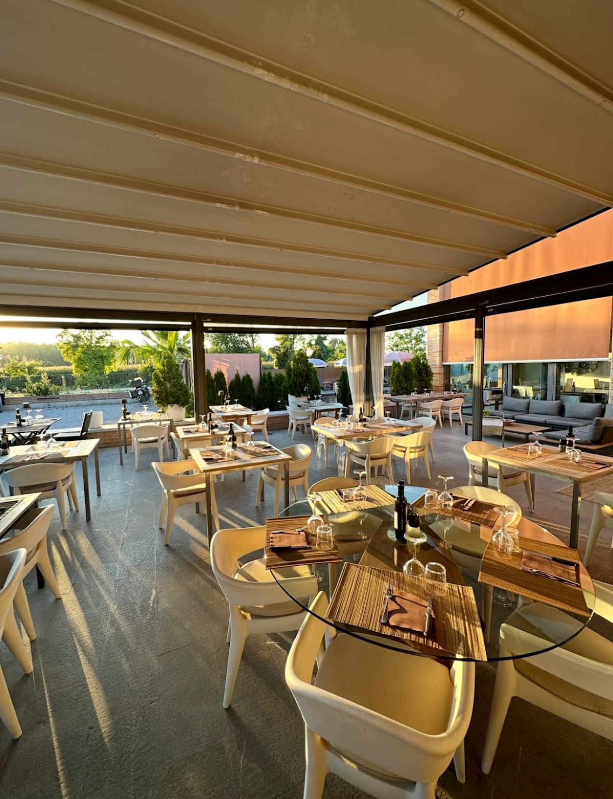Terrazza riscaldata con pergola bioclimatica e vista sul giardino