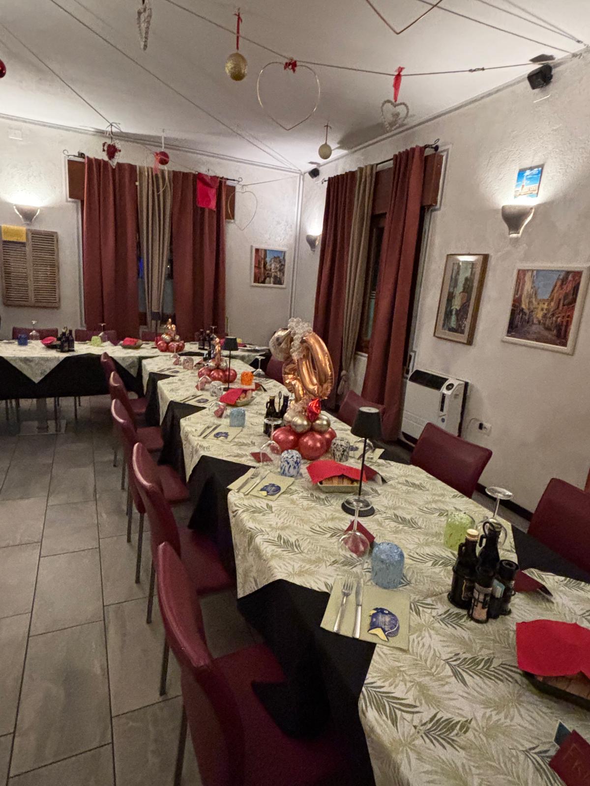 Sala interna del ristorante BIRI 5497 — tavola imbandita