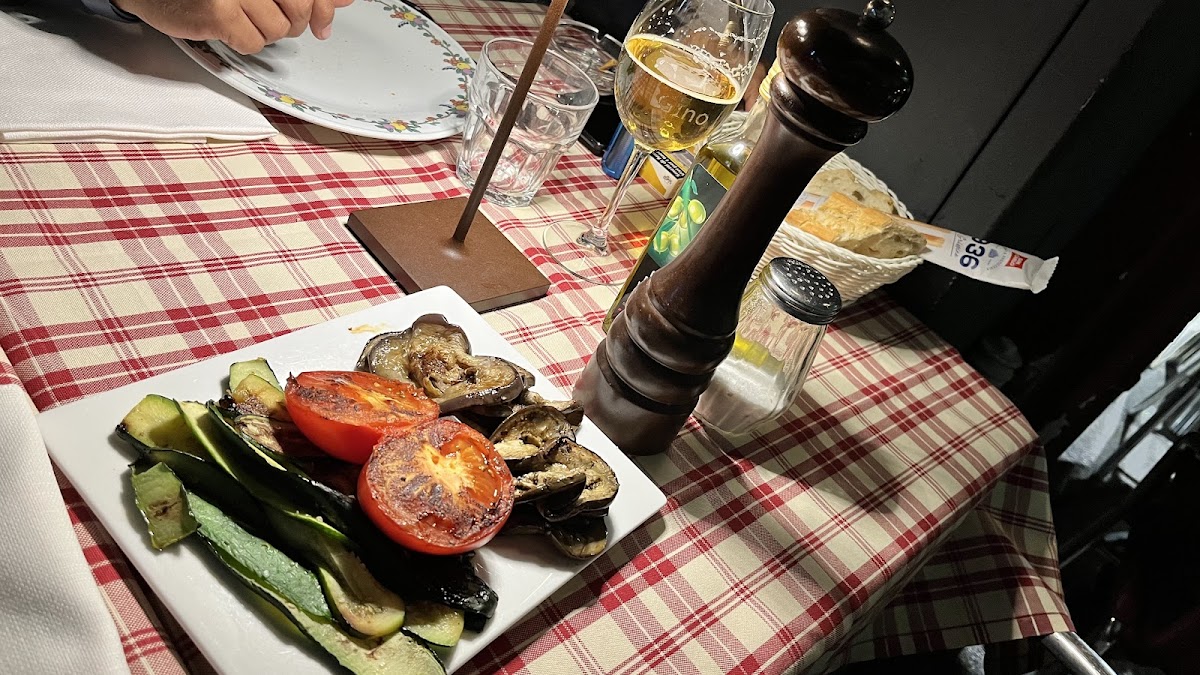Tavoli dell'osteria — atmosfera calda e accogliente