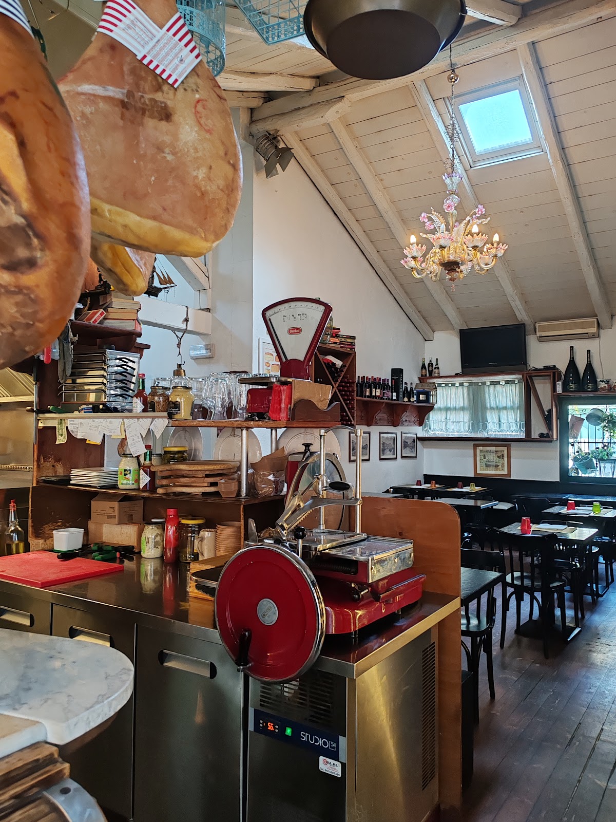 Interno dell'Osteria Da Gino — bancone e bottiglie