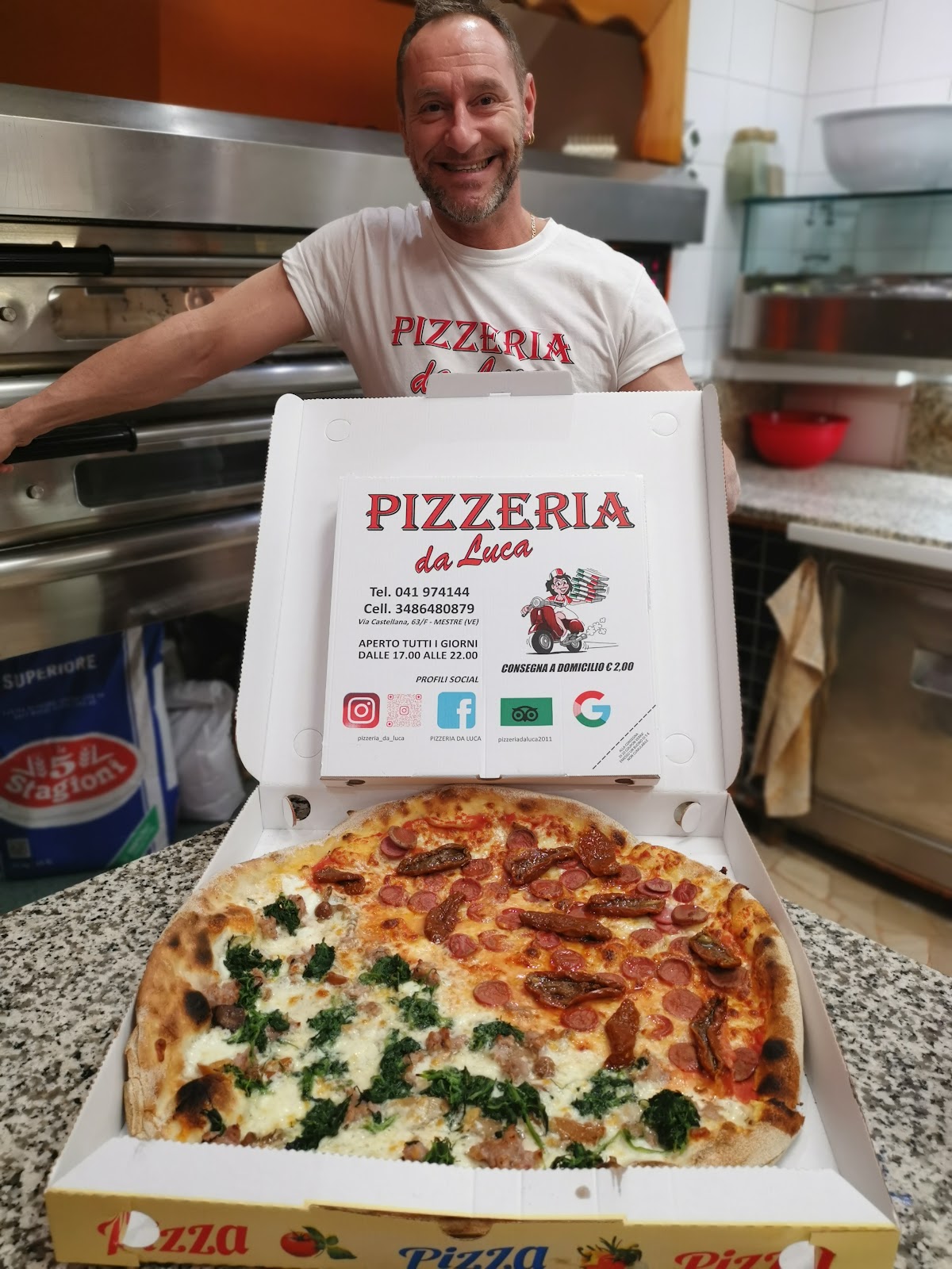 Luca con la sua pizza